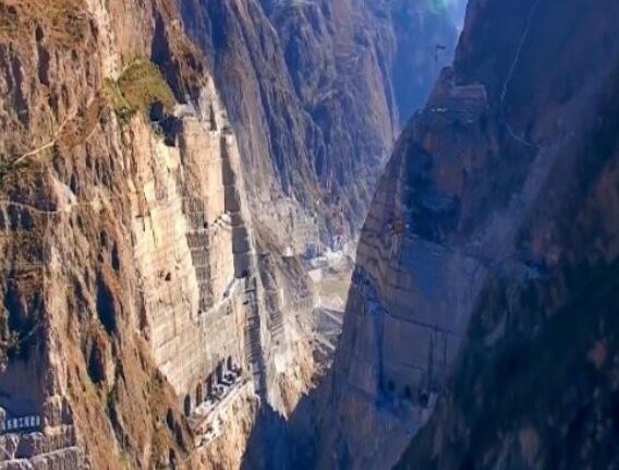 為建烏東德水電站，在峽谷底部挖90米深洞穴，用來干嘛的？