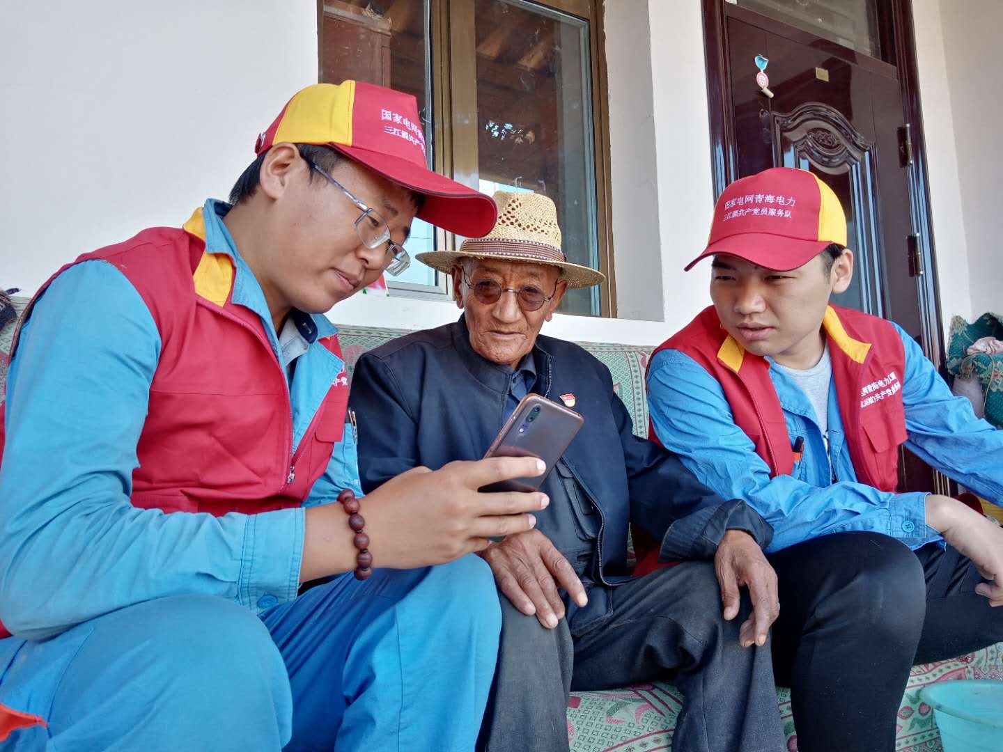 國網(wǎng)黃化供電公司運(yùn)檢黨支部與尖扎縣來玉村黨支部開展“扶貧助困、攜手同行”主題黨日活動(dòng)
