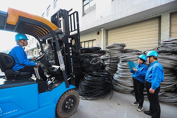 國網(wǎng)寧?？h供電公司：下基層強(qiáng)服務(wù)，提質(zhì)增效駛?cè)搿翱燔嚒钡? width=