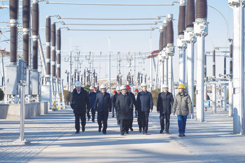 內(nèi)蒙古電力集團(tuán)公司董事長(zhǎng)、黨委書(shū)記賈振國(guó)深入阿拉善電業(yè)局調(diào)研