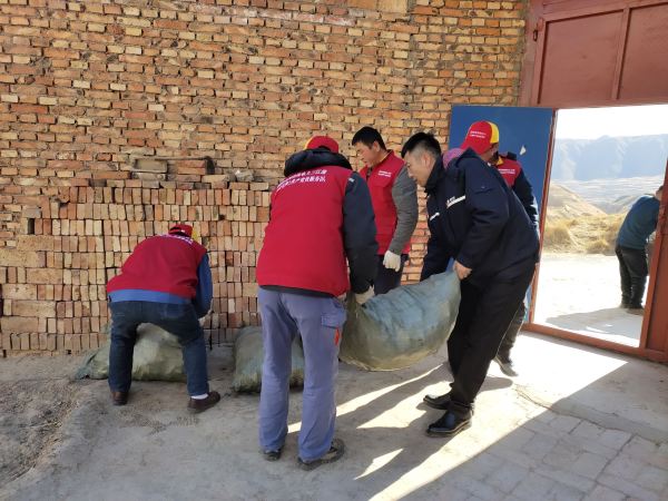 國網(wǎng)青海黃化化隆縣供電公司：節(jié)前“祝?！迸诵? width=