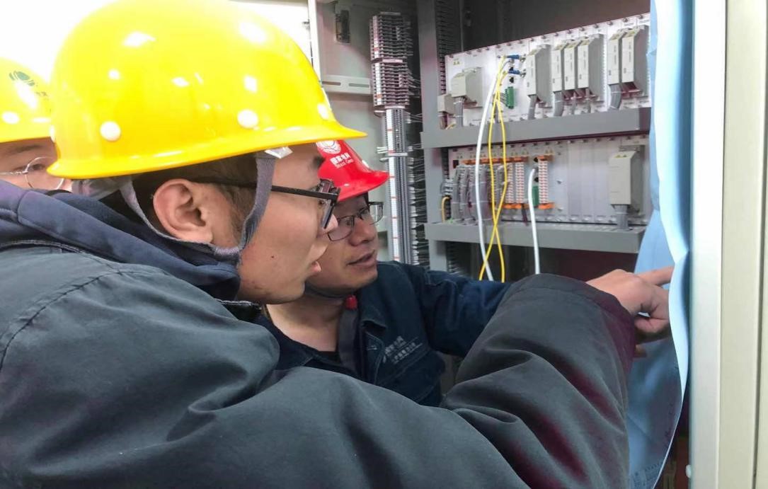 國(guó)網(wǎng)平?jīng)龉╇姡荷钊敫脑飕F(xiàn)場(chǎng)，力促青工成長(zhǎng)