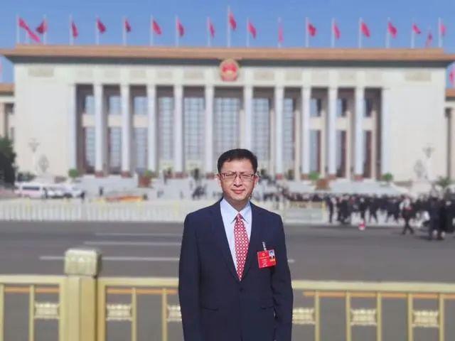 加快推動(dòng)新能源行業(yè) 與人工智能融合創(chuàng)新——訪全國人大代表、樂山太陽能研究院院長姜希猛