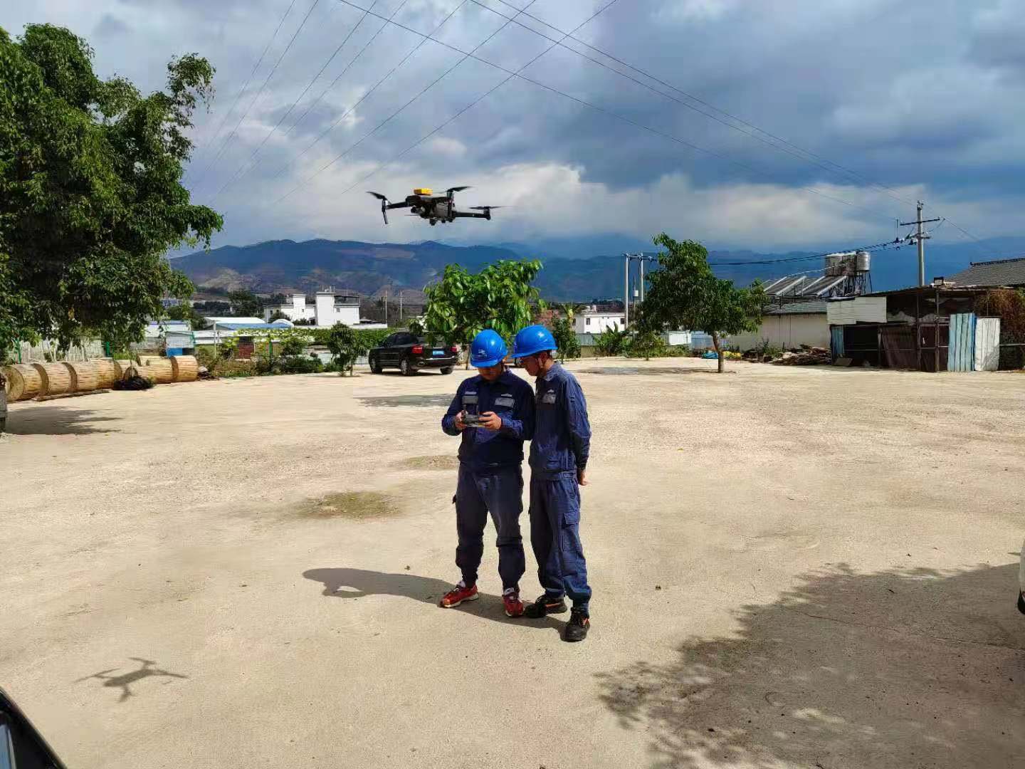 臨滄云縣供電局為建黨百年?！半姟弊o航