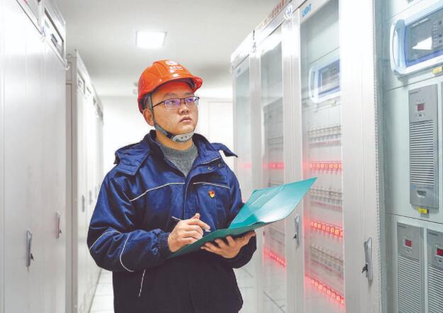 項波:二次設備檢修管理的技術(shù)能手