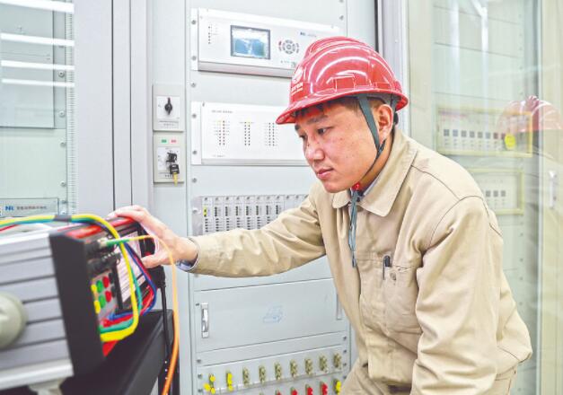 張?jiān)骑w:深耕變電站自動化運(yùn)維19年