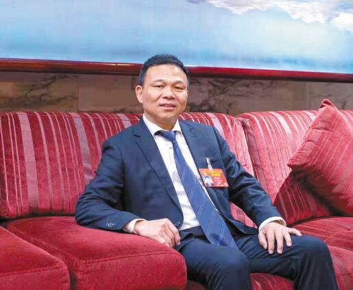 強(qiáng)電網(wǎng)優(yōu)服務(wù) 推動城鄉(xiāng)一體化發(fā)展——訪全國人大代表、奧克斯集團(tuán)有限公司董事長鄭堅(jiān)江