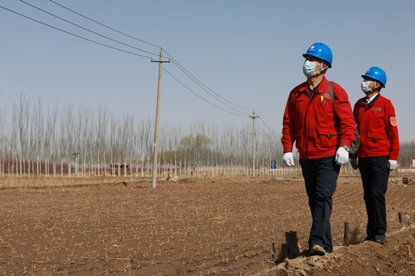 烏海市千里山供電分公司：保電巡線備耕忙，不誤農(nóng)時不負(fù)春