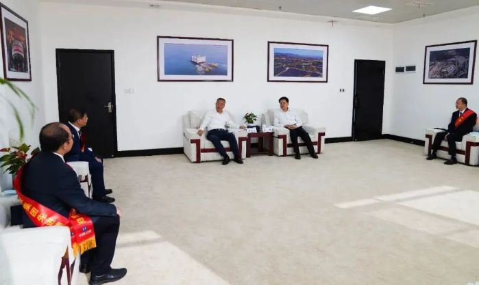 雷鳴山、韓君勉勵(lì)三峽集團(tuán)先進(jìn)典型代表再立新功