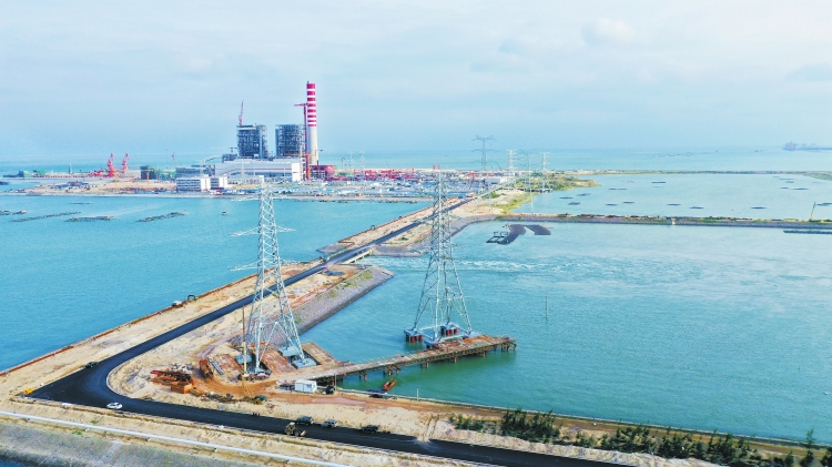 廣西首條500千伏跨?！澳茉磩?dòng)脈”貫通