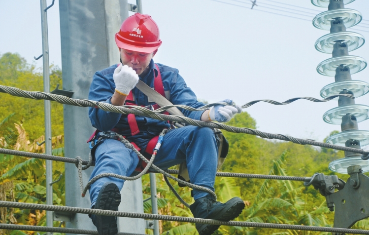 扎根一線、千錘百煉的技能大師——記南網(wǎng)超高壓輸電公司百色局線路運(yùn)檢(帶電)班班長唐勇