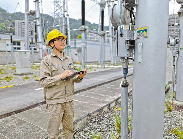 用一顆匠心守護(hù)電網(wǎng)——記全國(guó)五一勞動(dòng)獎(jiǎng)?wù)芦@得者羅徽