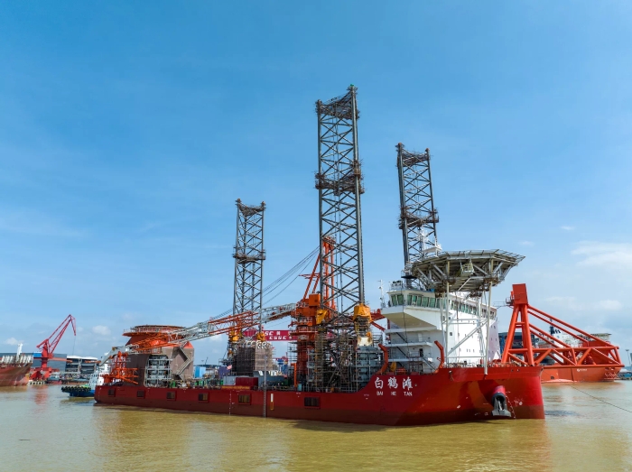 我國首艘2000噸級第四代海上風(fēng)電安裝平臺(tái)出塢下水