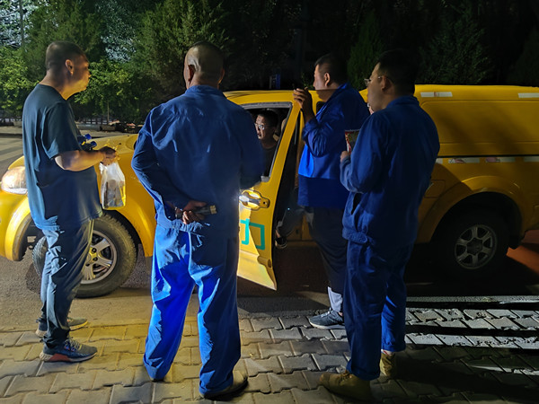 烏海市千里山供電公司千鋼供電所黑夜中的孤勇者，背抵黑暗守護(hù)光明