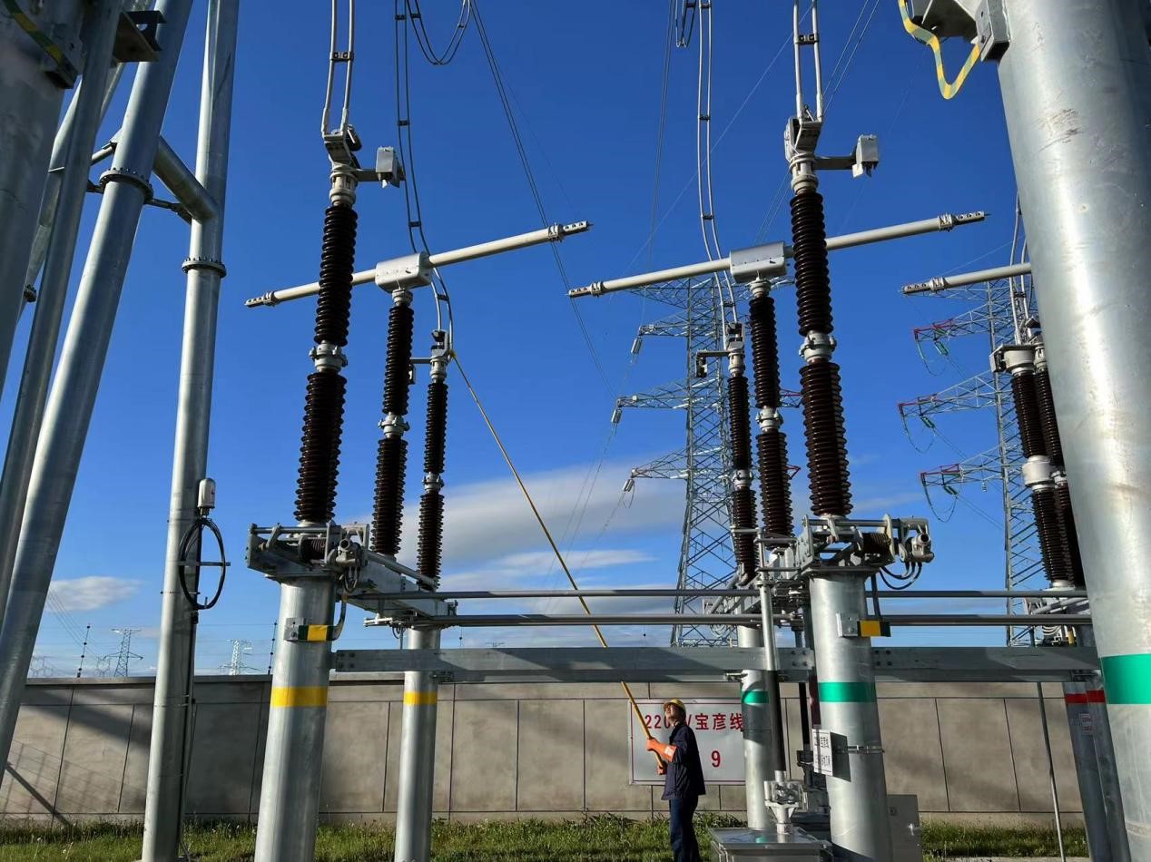 錫林郭勒超高壓供電公司圓滿完成塔寶I、II線間隔啟動工作