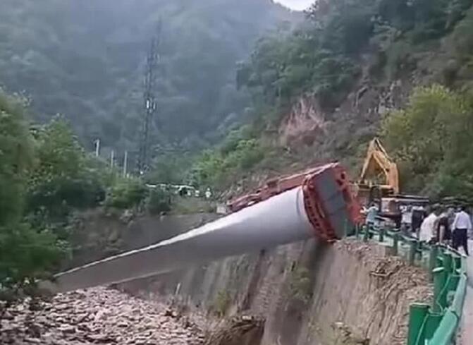 陜西寶雞隴縣：80米風電扇葉運輸車歪倒，正救援