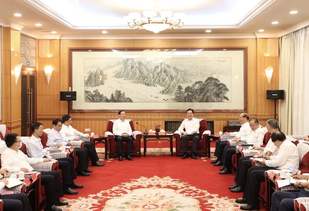 國(guó)家電網(wǎng)董事長(zhǎng)、黨組書記辛保安與青海省委書記信長(zhǎng)星、省長(zhǎng)吳曉軍會(huì)談