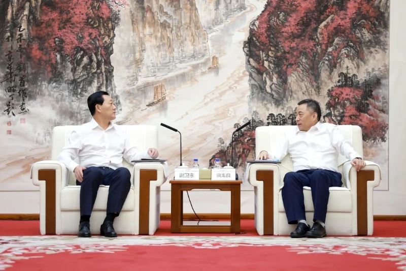 中國(guó)能建黨委書記、董事長(zhǎng)宋海良與朝陽(yáng)市市長(zhǎng)謝衛(wèi)東會(huì)談