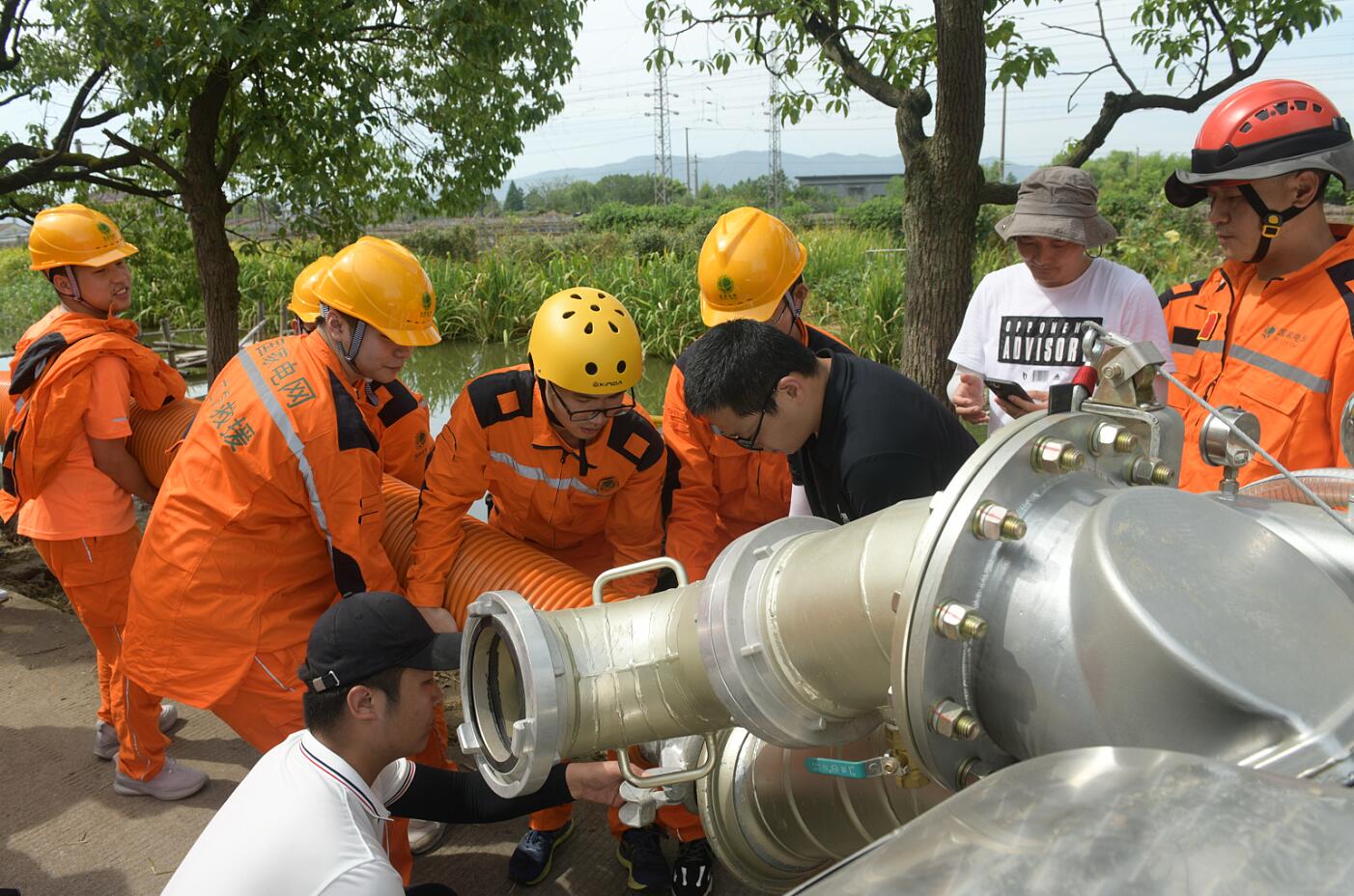 國網(wǎng)余姚市供電公司以練備戰(zhàn) 應急基干隊開展防汛設(shè)備實操培訓