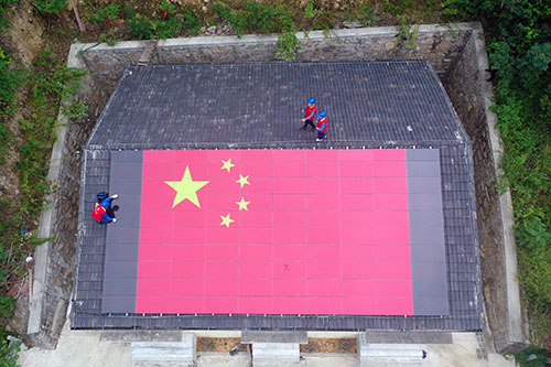 寧波這個(gè)“光伏村”出現(xiàn)巨幅五星紅旗，祝福祖國(guó)