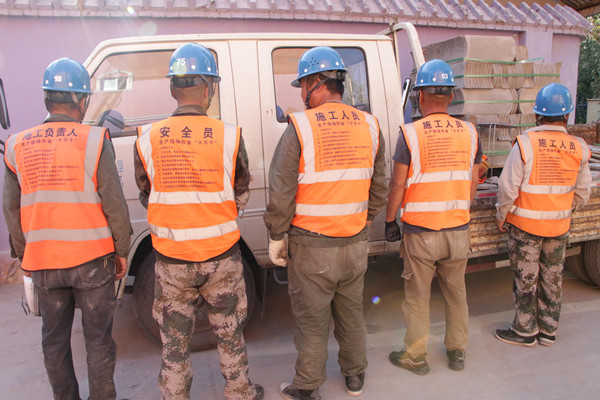 烏海市千里山供電公司：施工現(xiàn)場督查“十不干”，電力安全加把“安全鎖”