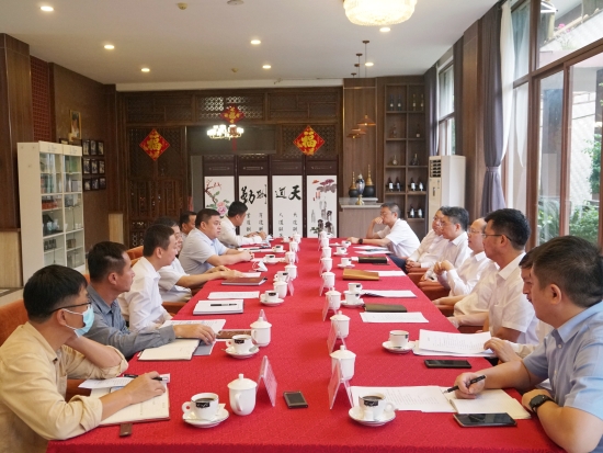 中國電建黨委常委、副總經(jīng)理徐鵬程與海南萬寧市委書記蓋文啟、市長王三防座談