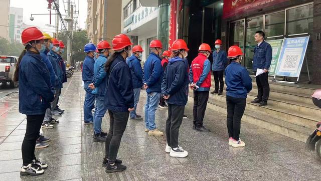 國(guó)網(wǎng)隆回縣供電公司開(kāi)展反竊查違專(zhuān)項(xiàng)行動(dòng)