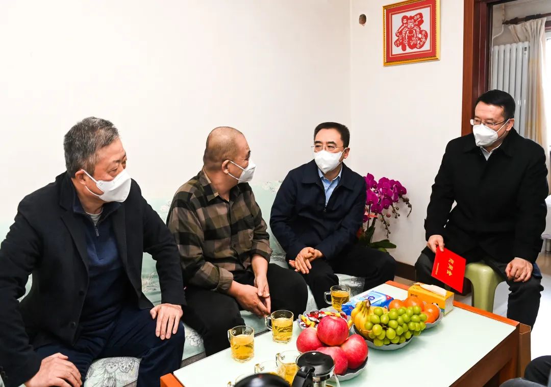 鄒磊、劉明勝走訪慰問退休老領(lǐng)導(dǎo)、勞模遺屬、困難黨員群眾