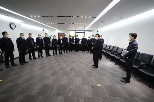 張玉卓到中國國新調(diào)研  看望慰問中央企業(yè)專職外部董事和企業(yè)一線干部職工