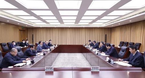 國家電網(wǎng)董事長、黨組書記辛保安與哈電集團董事長、黨委書記曹志安會談