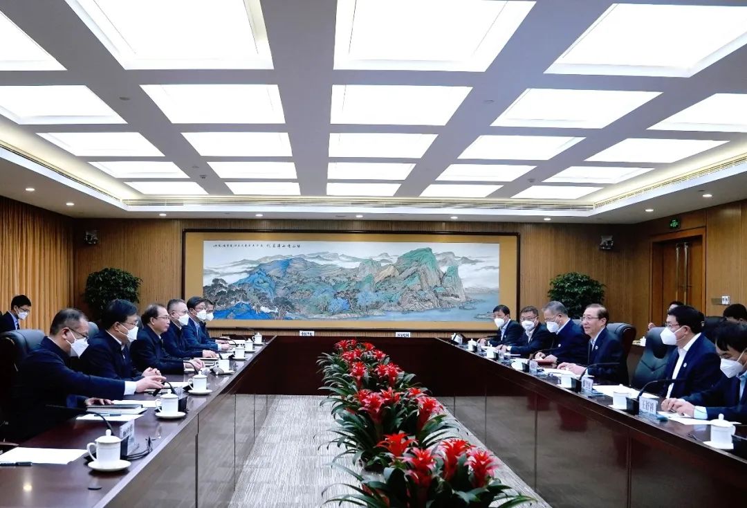 華電集團(tuán)董事長(zhǎng)江毅、總經(jīng)理葉向東與國(guó)家電網(wǎng)董事長(zhǎng)辛保安、總經(jīng)理張智剛舉行會(huì)談