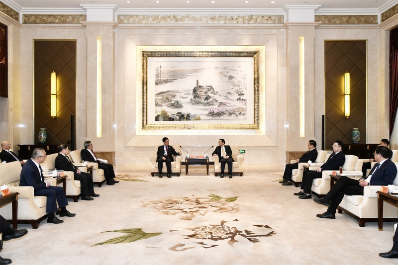 孫洪水與鎮(zhèn)江市委書記馬明龍、市長徐曙海會談