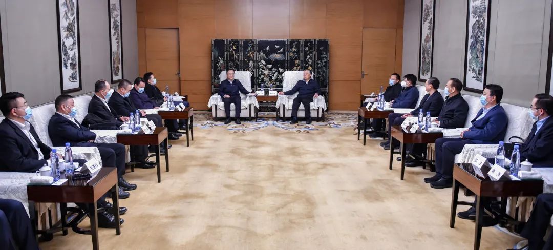 大唐集團(tuán)黨組書記、董事長(zhǎng)鄒磊與陜投集團(tuán)董事長(zhǎng)袁小寧、總經(jīng)理趙軍會(huì)談