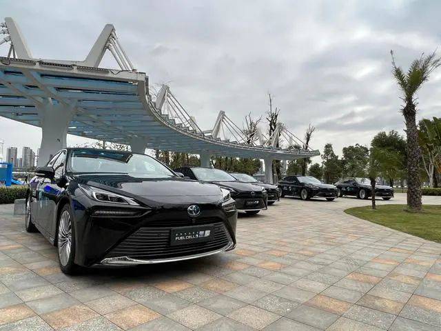 全國(guó)首個(gè)氫燃料電池轎車全場(chǎng)景規(guī)?；痉哆\(yùn)營(yíng)項(xiàng)目正式啟動(dòng)