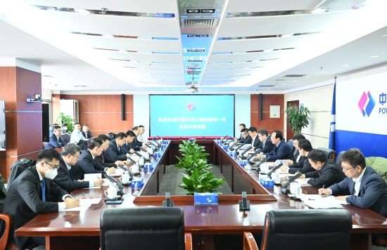 中國(guó)電建黨委書記、董事長(zhǎng)丁丁焰章與內(nèi)蒙古電力集團(tuán)黨委書記、董事長(zhǎng)賈振國(guó)會(huì)談