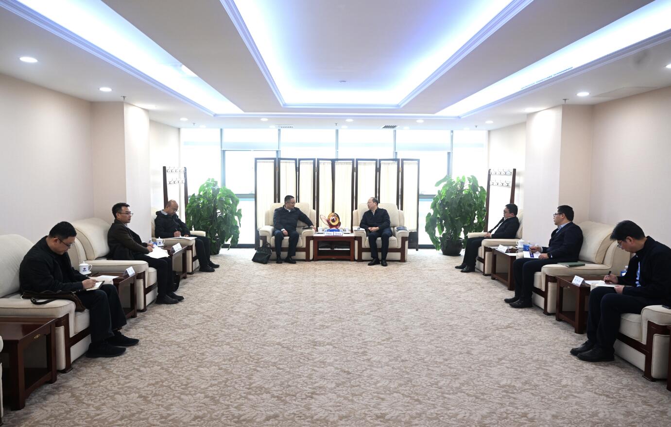 中國電建黨委常委、副總經(jīng)理徐鵬程與西藏開發(fā)投資集團黨委書記、董事長祁騰武會談