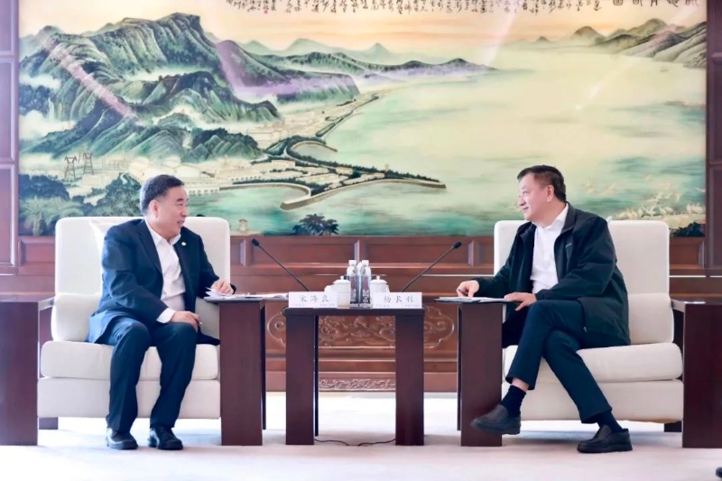 中國能建黨委書記、董事長宋海良與中國廣核集團黨委書記、董事長楊長利會談