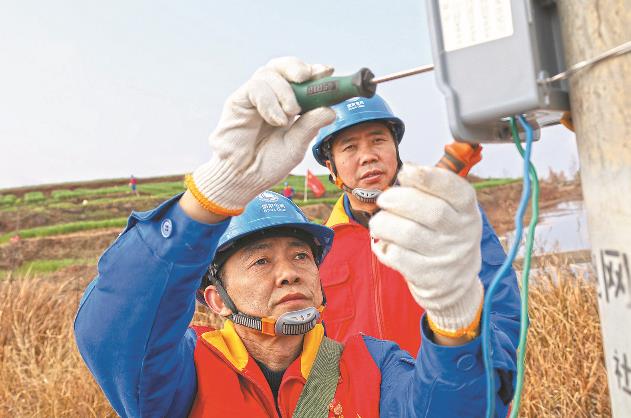 四川通江護(hù)航春灌用電，60支服務(wù)隊奔走田間