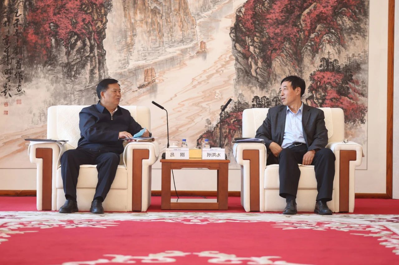 中國能建黨委副書記、總經(jīng)理孫洪水與青海省人大常委會(huì)副主任、海南州委書記呂剛座談