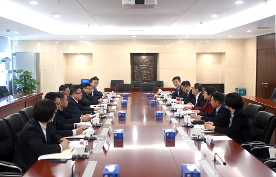 中國(guó)電建黨委常委、副總經(jīng)理王小軍與中國(guó)華電集團(tuán)黨組成員、副總經(jīng)理李旭紅會(huì)談