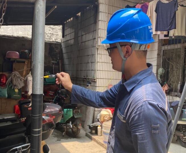 鐵皮屋“全身”帶有220伏電壓??？诠╇娋稚祥T排險(xiǎn)