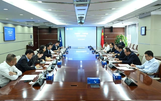 中國(guó)電建黨委常委、副總經(jīng)理劉源與中國(guó)建材股份副總裁王兵舉行會(huì)談