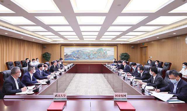 國(guó)家電網(wǎng)董事長(zhǎng)辛保安、總經(jīng)理張智剛與武漢大學(xué)黨委書記黃泰巖、校長(zhǎng)張平文會(huì)談