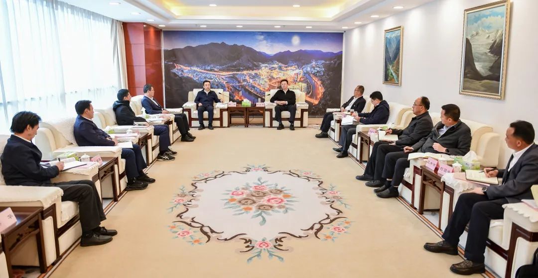 鄒磊與西藏自治區(qū)政府副主席、昌都市委書記龔會(huì)才，昌都市委副書記、市長(zhǎng)羅慶伍會(huì)談