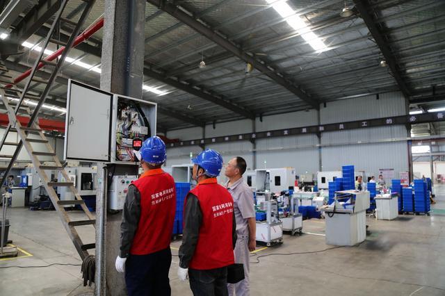 國(guó)網(wǎng)嵩縣供電公司主動(dòng)走訪(fǎng)送安全 服務(wù)企業(yè)零距離