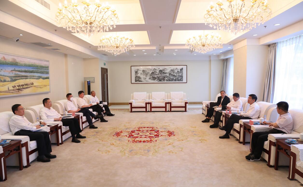 國(guó)家電投副總經(jīng)理、黨組成員徐樹彪與內(nèi)蒙古自治區(qū)黨委常委、常務(wù)副主席黃志強(qiáng)舉行會(huì)談