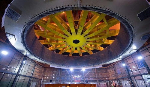 黃河上游在建海拔最高、裝機(jī)容量最大的水電站首臺(tái)機(jī)組定子順利吊裝