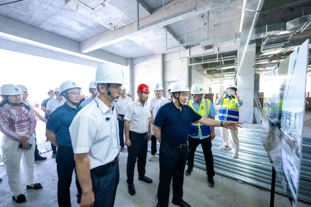 賈振國深入A級(jí)大數(shù)據(jù)中心、國家重點(diǎn)實(shí)驗(yàn)室項(xiàng)目現(xiàn)場(chǎng)檢查慰問