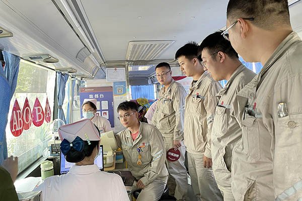 臨汾熱電公司組織“熱血與大愛同流，真情與奉獻(xiàn)同行”無償獻(xiàn)血活動