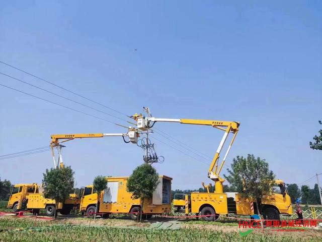 國網民權縣供電公司探索帶電作業(yè)新模式 優(yōu)化營商環(huán)境助夏峰